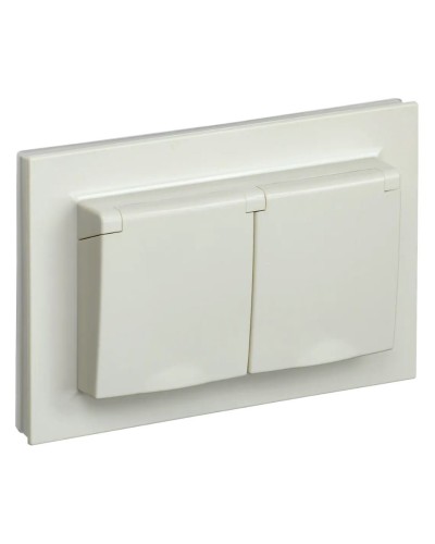 Розетка 2-местная с з/к РСбш12-3-44-БрКр бежевый BRITE (BR-R26-16-44-K10-F). Розетка с заземлением с защитными шторками и крышкой в сборе. IEK в Пскове