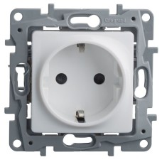 Розетка 2К+З ETIKA, белая (672221). Розетка. LegranD